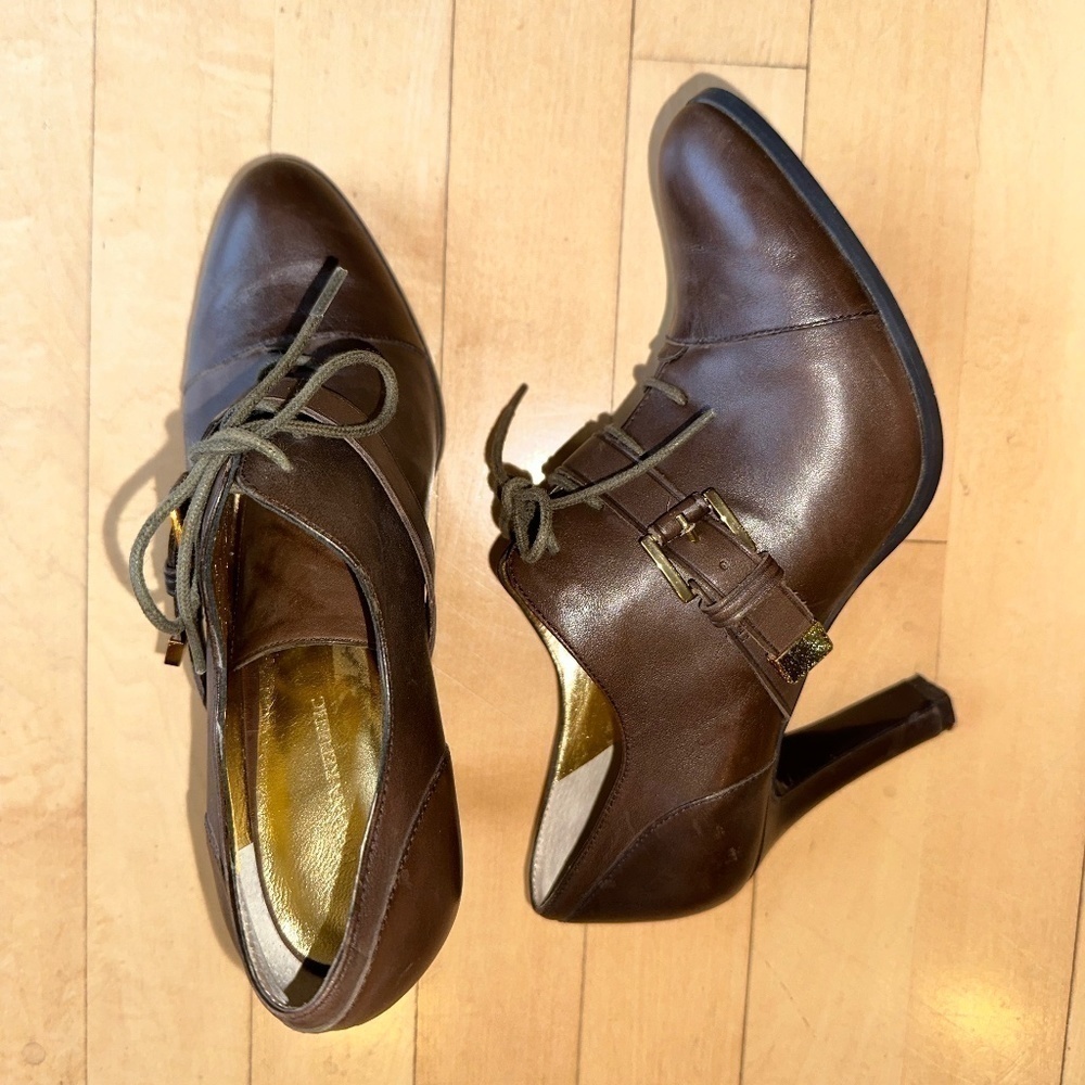 Banana Republic Brown Tie/ buckle bootie, 6.5. GD983
